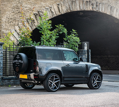 Фото дисков Kahn Type 52 RS на Land Rover Defender II