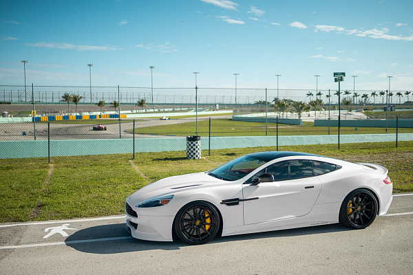 Фото дисков Strasse Wheels R10 Deep Concave FS Черный глянец на Aston Martin Vanquish 2