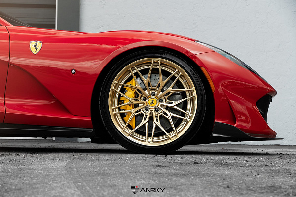 Фото дисков Anrky S2-X1 Глянцевое золото на Ferrari 812