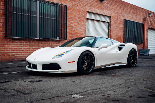Фото дисков HRE P107 Черный глянец на Ferrari 488
