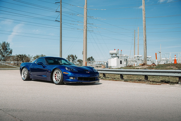 Фото дисков Strasse Wheels R10 Track Глянцевый лак на Chevrolet Corvette C6