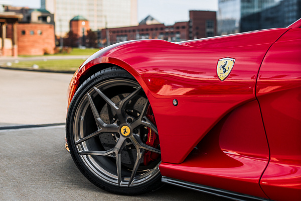 Фото дисков Brixton Forged PF5 Глянцевый темный лак на Ferrari 812