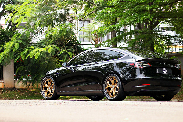 Фото дисков HRE S111SC Глянцевое золото на Tesla Model 3