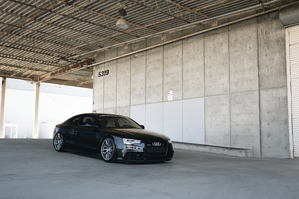 Фото дисков Rotiform LSE Матовый графит на Audi A/S/RS 5 (8T)