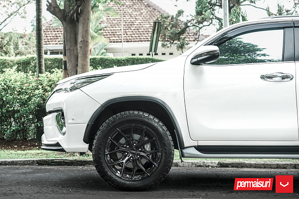 Фото дисков Vossen HF6-4 Черный глянец на Toyota Fortuner II
