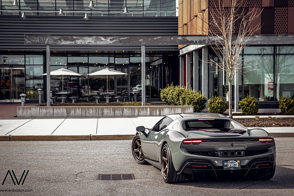 Фото дисков Brixton Forged TR05 Сатиновая бронза на Ferrari 296