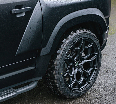 Фото дисков Kahn Type 57 RS на Land Rover Defender II