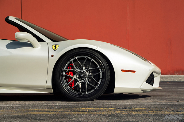 Фото дисков 1886 Wheels XR004 Сатиновый графит на Ferrari 488