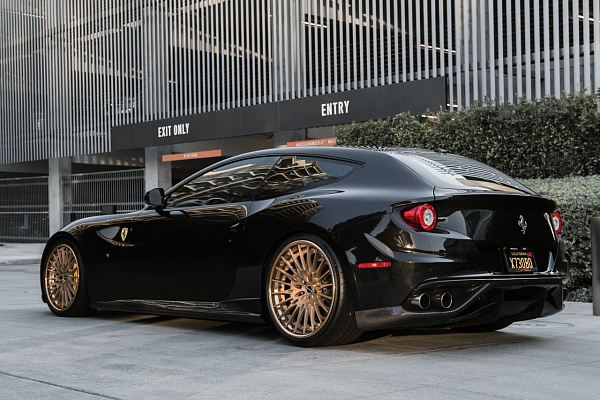Фото дисков Brixton Forged HS1 Сатиновое темное золото на Ferrari FF