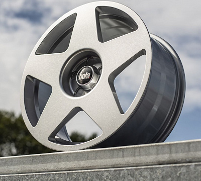 Bola B10
