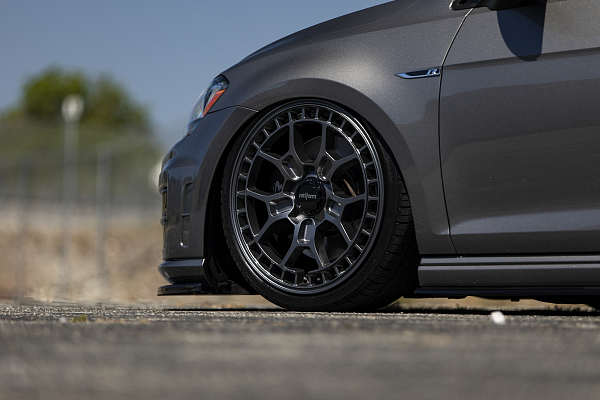 Фото дисков Rotiform ZMO-M Сатиновый темный лак на Volkswagen Golf VII