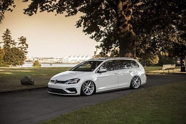 Фото дисков Rotiform FLG Серебро на Volkswagen Golf VII