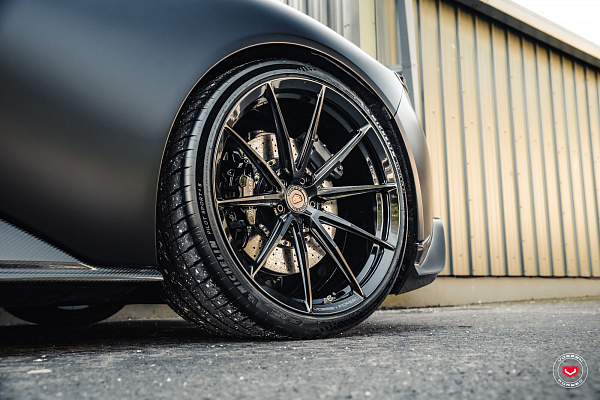 Фото дисков Vossen VPS-1 Черный глянец на Maserati MC20