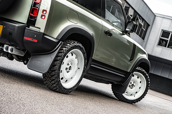 Фото дисков Kahn British Heritage RS Белый глянец на Land Rover Defender II