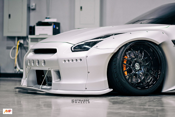 Фото дисков Strasse Wheels SV8 Signature Черный глянец на Nissan GT-R