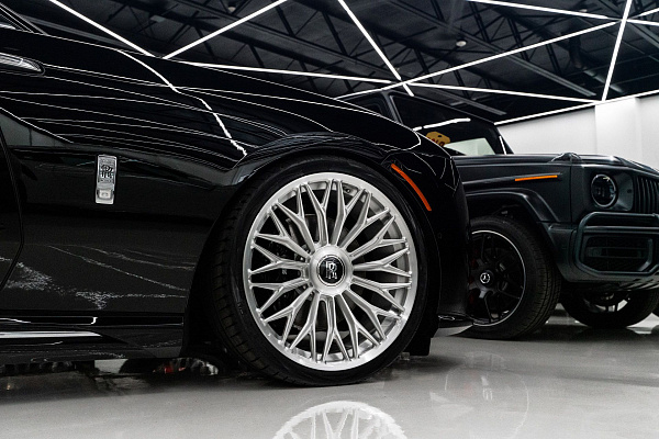 Фото дисков 1886 Wheels G015 Глянцевый лак на Rolls-Royce Spectre