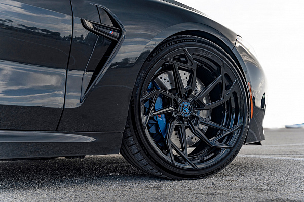 Фото дисков Strasse Wheels SB1 Deep Concave Duoblock Черный глянец на BMW 8/M8