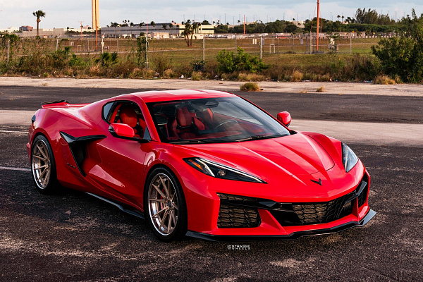 Фото дисков Strasse Wheels SV10 Deep Concave FS Сатиновая шампань на Chevrolet Corvette C8