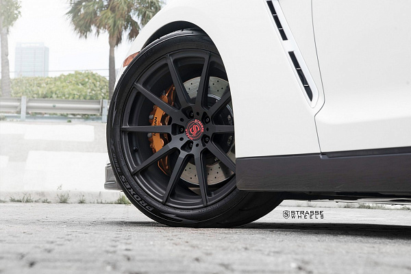 Фото дисков Strasse Wheels R10 Deep Concave Monoblock Черный сатин на Nissan GT-R
