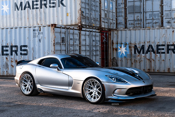Фото дисков Strasse Wheels SM6R Deep Concave FS Глянцевый лак на Dodge Viper