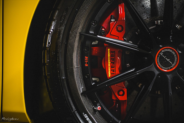Фото дисков Brixton Forged R11-R Черный глянец на Ferrari F8
