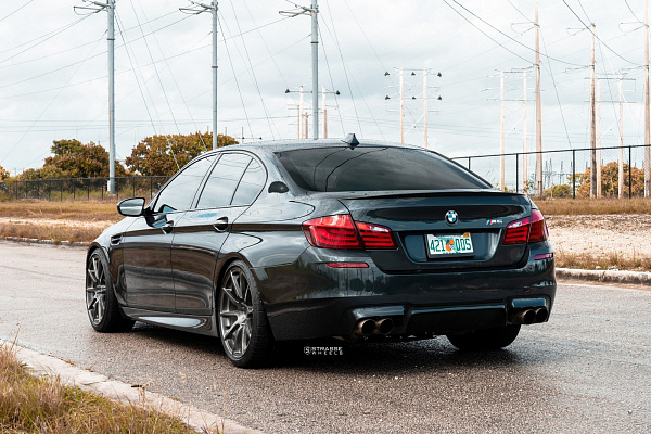 Фото дисков Strasse Wheels R10 Deep Concave Monoblock Сатиновый темный лак на BMW 5/M5 (F10)