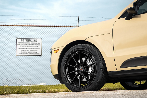 Фото дисков Savini SV-F1 Черный глянец на Porsche Macan I