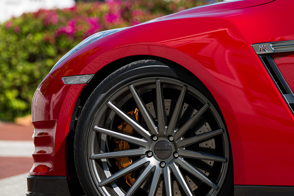 Фото дисков Vossen VFS-2 Глянцевый графит на Nissan GT-R