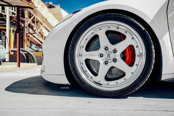 Фото дисков Strasse Wheels S5 Track Глянцевый лак на Chevrolet Corvette C8