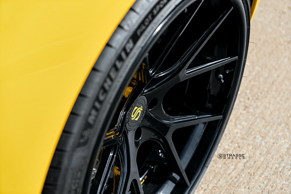 Фото дисков Strasse Wheels SM5R Deep Concave FS Черный глянец на McLaren 720S