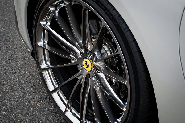 Фото дисков HRE P103 Глянцевый темный лак на Ferrari F12