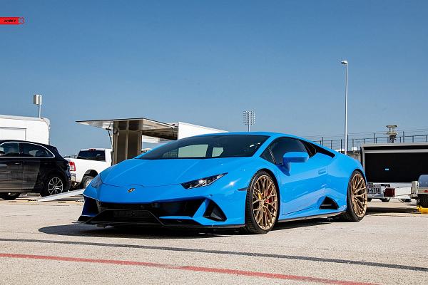 Фото дисков Anrky AN10 Сатиновое золото на Lamborghini Huracan