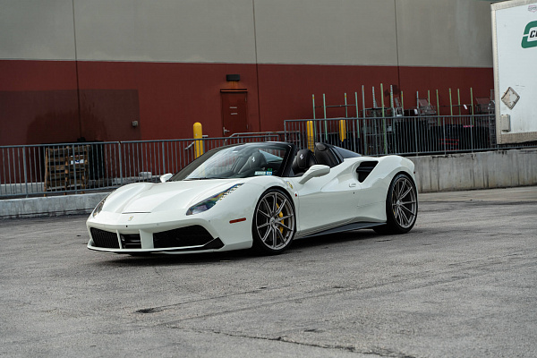 Фото дисков HRE P104SC Сатиновая шампань на Ferrari 488