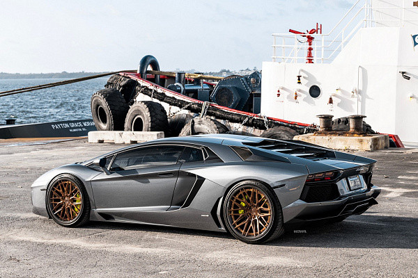 Фото дисков Strasse Wheels SV10M Track Сатиновая бронза на Lamborghini Aventador