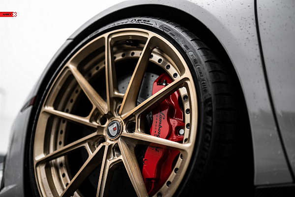 Фото дисков Anrky AN28 Глянцевое темное золото на Lamborghini Huracan