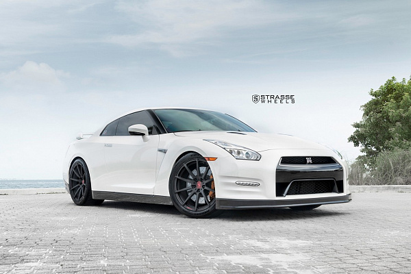 Фото дисков Strasse Wheels R10 Deep Concave Monoblock Черный сатин на Nissan GT-R