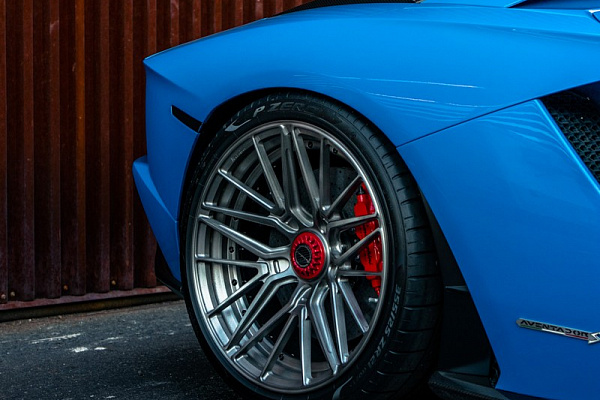 Фото дисков Brixton Forged VL4 Сатиновый темный лак на Lamborghini Aventador