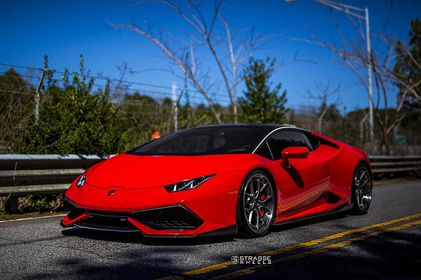 Фото дисков Strasse Wheels SM5R Deep Concave FS Сатиновый темный лак на Lamborghini Huracan