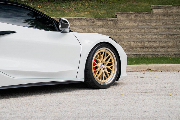 Фото дисков HRE 520 Сатиновое золото на Chevrolet Corvette C8