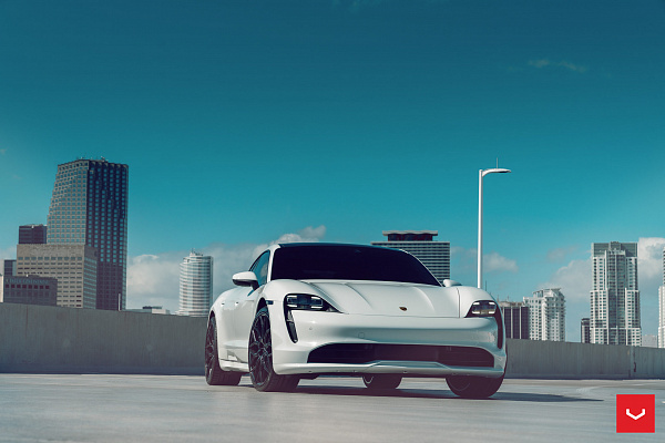 Фото дисков Vossen HF-2 Черный глянец на Porsche Taycan I