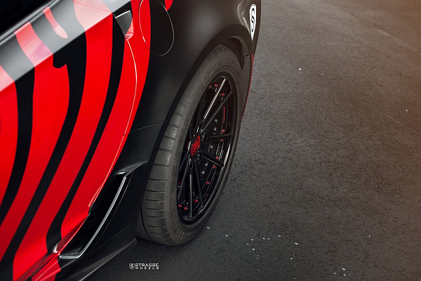 Фото дисков Strasse Wheels SV1 Deep Concave FS Черный глянец на Chevrolet Corvette C7