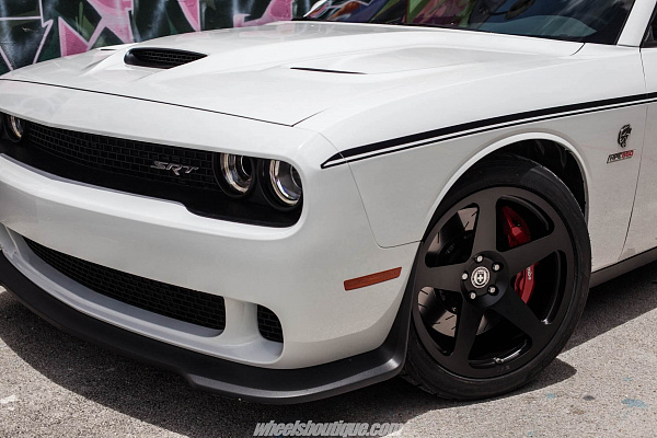 Фото дисков HRE 305M Черный сатин на Dodge Challenger III
