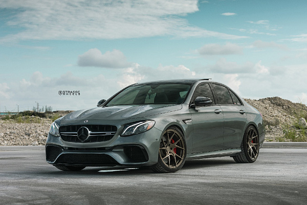 Фото дисков Strasse Wheels SM5RT Deep Concave Monoblock Сатиновая темная бронза на Mercedes-Benz E-Class (W213, S213, C238)