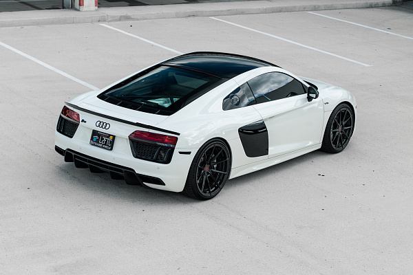 Фото дисков Strasse Wheels SV10 Deep Concave Duoblock Черный глянец на Audi R8 (4S)