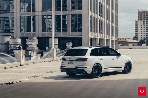 Фото дисков Vossen HF-8 Черный глянец на Audi Q7 (4M)