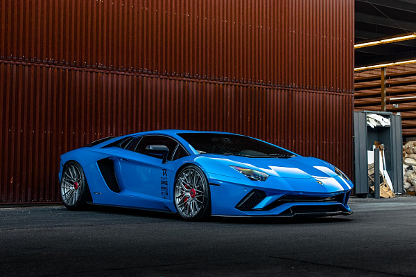 Фото дисков Brixton Forged VL4 Сатиновый темный лак на Lamborghini Aventador