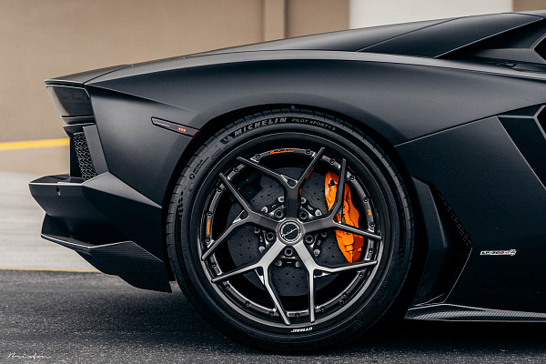 Фото дисков Brixton Forged PF5 Глянцевый темный лак на Lamborghini Aventador