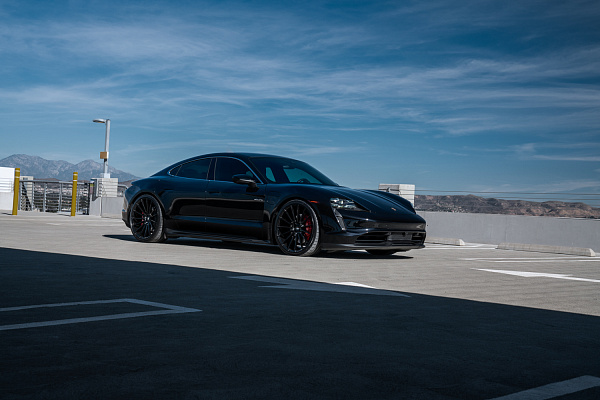 Фото дисков Savini BM16 Черный глянец на Porsche Taycan I