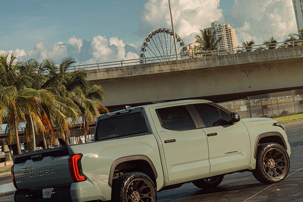 Фото дисков 4PLAY 4P83 Сатиновая бронза на Toyota Tundra III