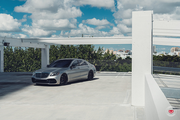 Фото дисков Vossen S17-04 Черный глянец на Mercedes-Benz S-Class (W222, C217)